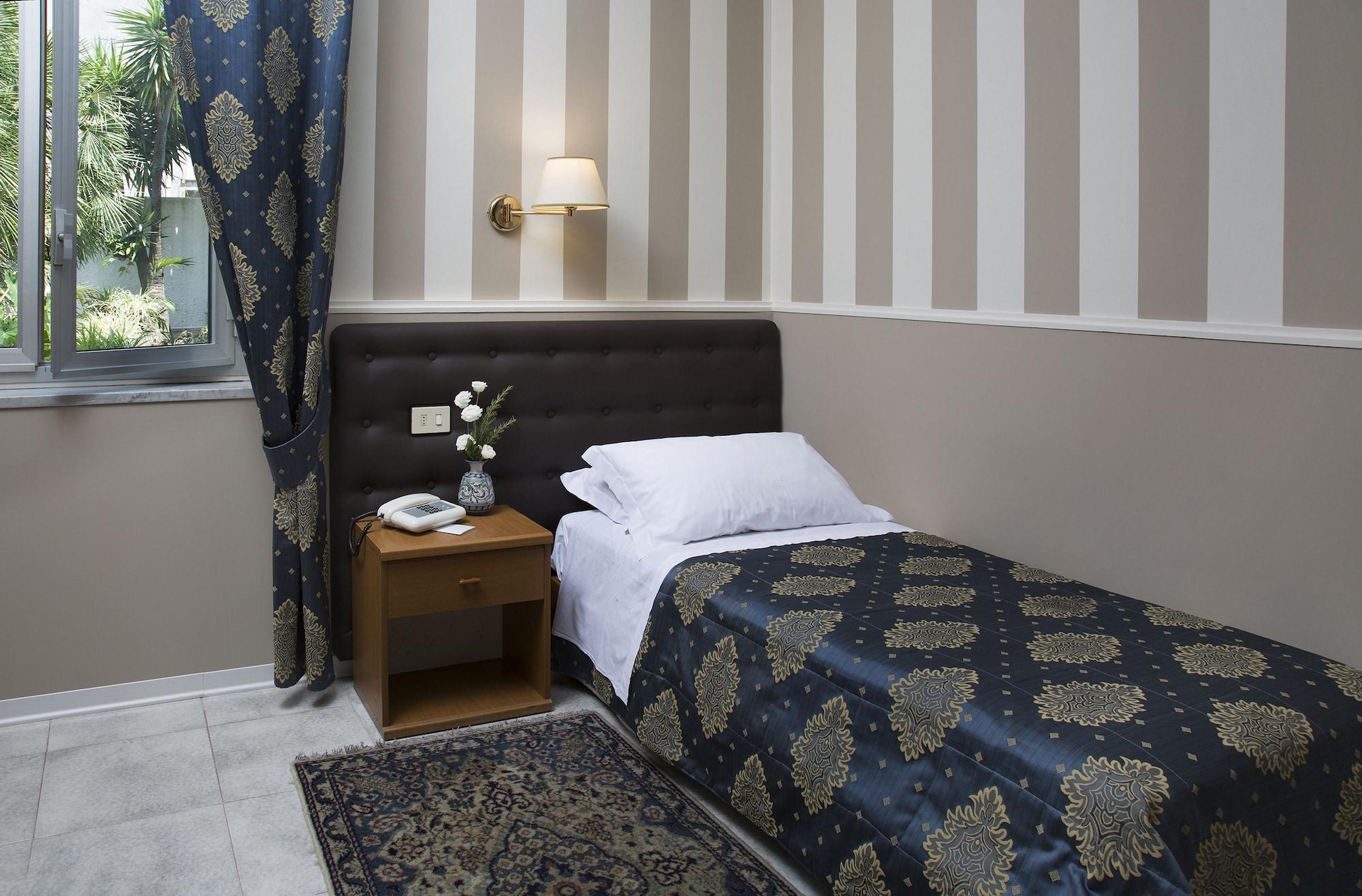 Hotel Redebora Torregrotta Kültér fotó