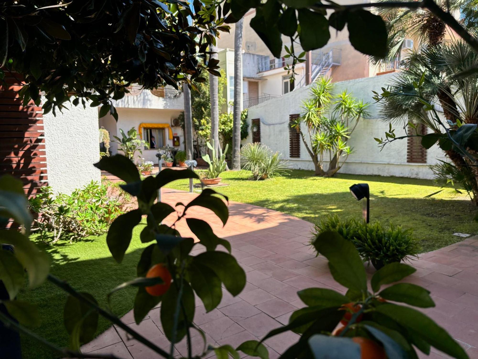Hotel Redebora Torregrotta Kültér fotó